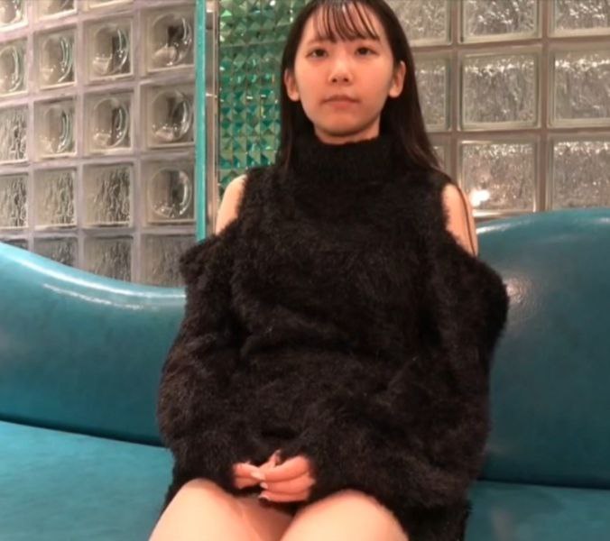 中学妹子修长美腿的袜袜秀，绝对领遇超诱人
